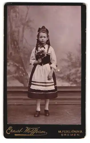 Fotografie Ernst Wolffram, Bremen, junges Mädchen in Tracht zum Fasching