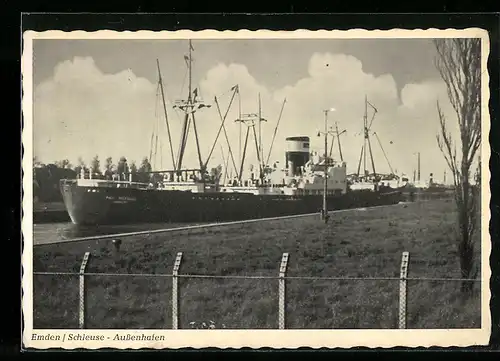 AK Emden /Schleuse, Aussenhafen mit Dampfer