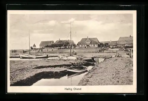 AK Hallig Oland, Ortsansicht mit Kanal und Booten