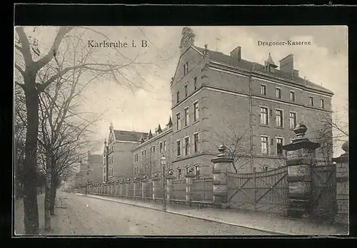 AK Karlsruhe i. B., Dragoner-Kaserne mit Strassenpartie