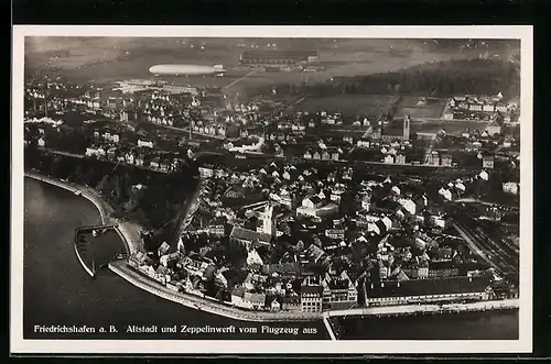 AK Friedrichshafen a. B., Altstadt und Zeppelinwerft vom Flugzeug aus, Zeppelin