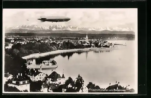 AK Friedrichshafen, Zeppelin über dem Hafen der Stadt