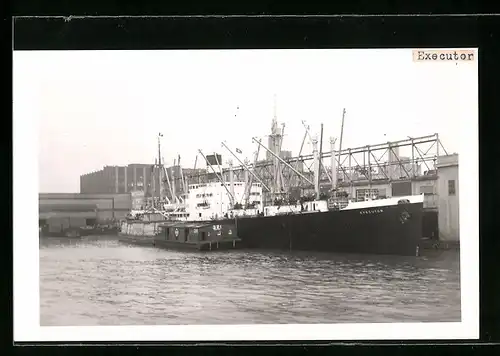 AK Handelsschiff Executor im Hafen