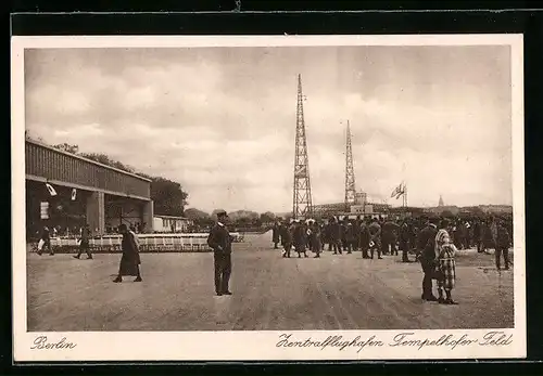 AK Berlin, Zentralflughafen Tempelhofer Feld, bei den Hangars