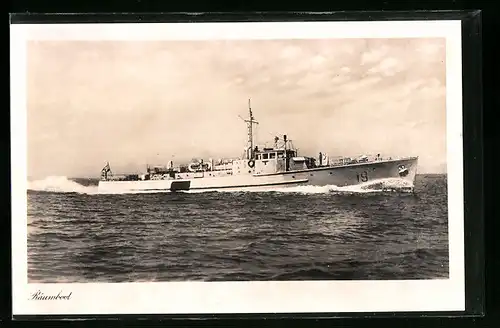 AK Räumboot der Kriegsmarine mit Kennung 19 auf See