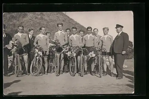 Foto-AK Radsportler mit Blumen