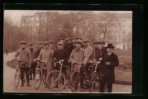 Foto-AK Jungen mit Fahrrädern und Schiebermützen
