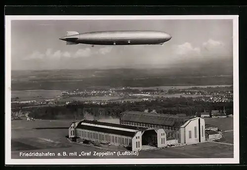 AK Friedrichshafen a. B., Ortsansicht mit Luftschiff Graf Zeppelin und Hallen