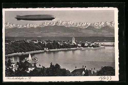 AK Friedrichshafen a. B., Totalansicht mit Zeppelin Luftschiff