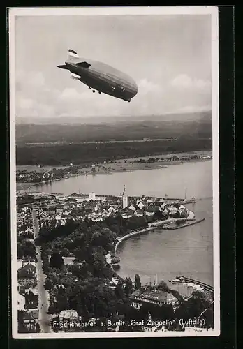 AK Friedrichshafen a. B., Ortsansicht mit Luftschiff Graf Zeppelin, Fliegeraufnahme