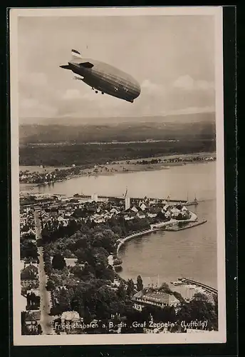 AK Friedrichshafen a. B., Ortsansicht mit Luftschiff Graf Zeppelin, Fliegeraufnahme