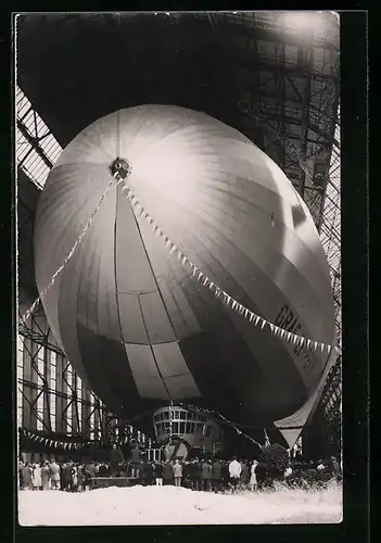 AK Luftschiff Graf Zeppelin geschmückt in der Halle