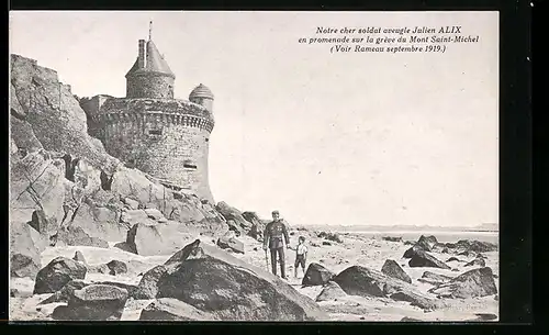 AK Mont Saint-Michel, Notre cher soldat aveugle Julien Alix en promenade sur la grève, Blinder Soldat mit einem Jungen