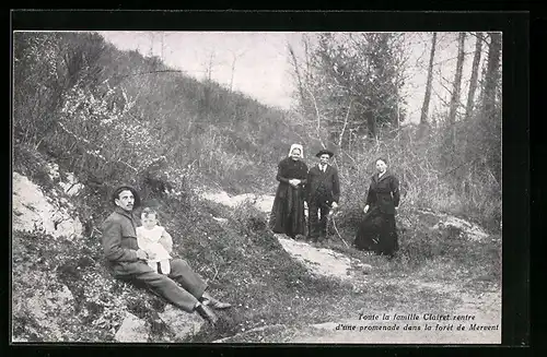 AK Mervent, Toute la famille Clairet rentre d`une promenade dans la forêt de Mervent, Blinder mit einem Kleinkind