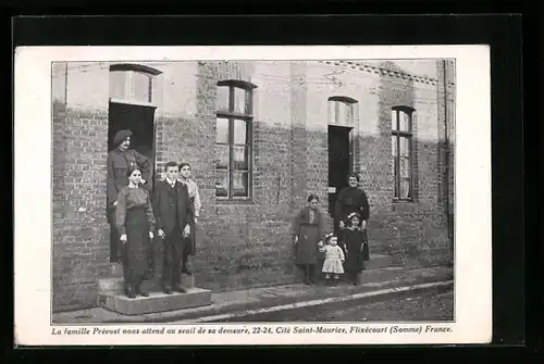 AK Flixécourt, La famille Prévost nous attend au seuil de sa demeure, 22-24, Cité Saint-Maurice, Blinder am Haus