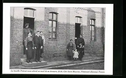 AK Flixécourt, La famille Prévost nous attend au seuil de sa demeure, 22-24, Cité Saint-Maurice, Blinder am Haus