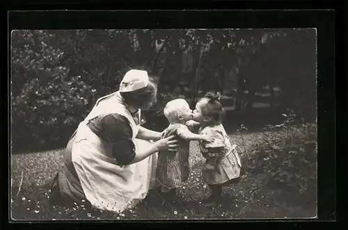 Foto-AK Krankenschwester mit zwei kleinen Kindern, Medizin