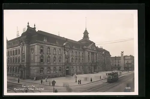 AK Karlsruhe, Hauptpost mit 109er Denkmal und Strassenbahn