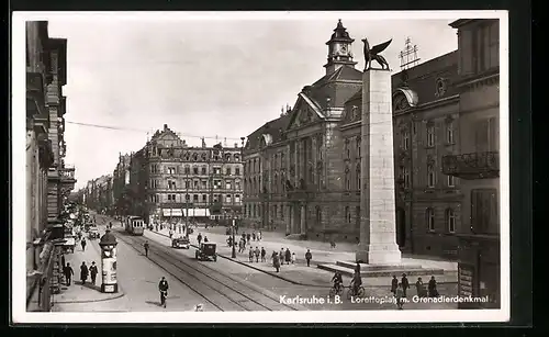 AK Karlsruhe i. B., Lorettoplatz mit Grenadierdenkmal und Strassenbahn