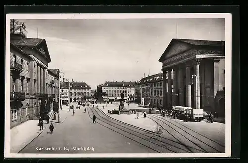 AK Karlsruhe i. B., Marktplatz mit Strassenbahn