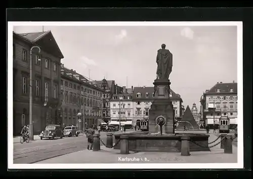 AK Karlsruhe i. B., Marktplatz mit Juwelier, Brunnen und Strassenbahn