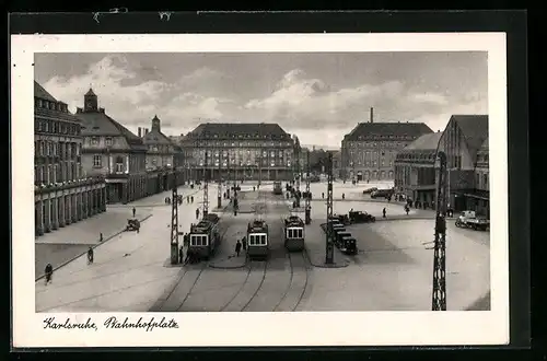 AK Karlsruhe, Strassenbahnen auf dem Bahnhofplatz