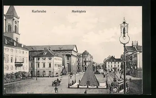 AK Karlsruhe, Marktplatz mit Strassenbahn