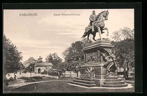 AK Karlsruhe i. B., Strassenbahn am Kaiser Wilhelm Denkmal
