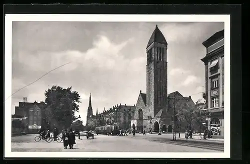 AK Karlsruhe i. B., Lutherkirche mit Strasse und Strassenbahn
