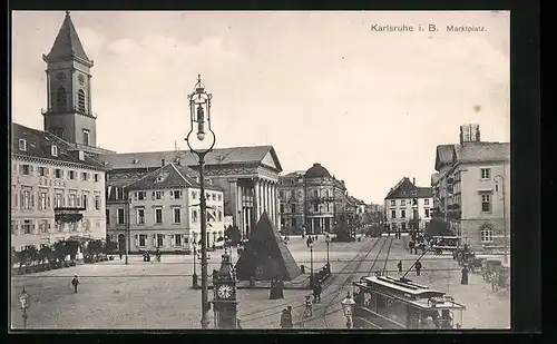 AK Karlsruhe i. B., Marktplatz mit Strassenbahn und Denkmal