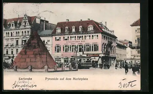 AK Karlsruhe i. B., Pyramide auf dem Marktplatz mit Englischem Hof und Strassenbahn