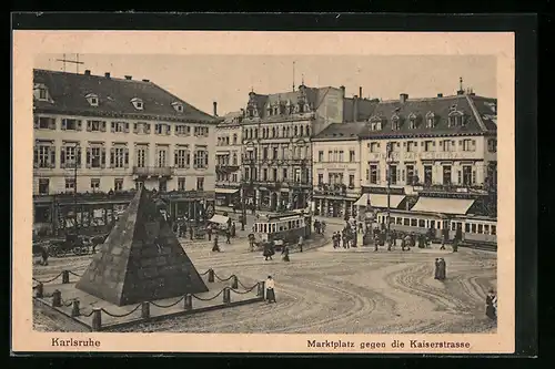 AK Karlsruhe i. B., Marktplatz gegen die Kaiserstrasse mit Strassenbahnen