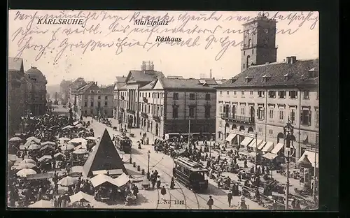 AK Karlsruhe i. B., Marktplatz mit Markt und Strassenbahnen aus der Vogelschau