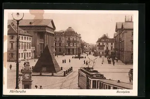 AK Karlsruhe i. B., Marktplatz mit einbiegender Strassenbahn