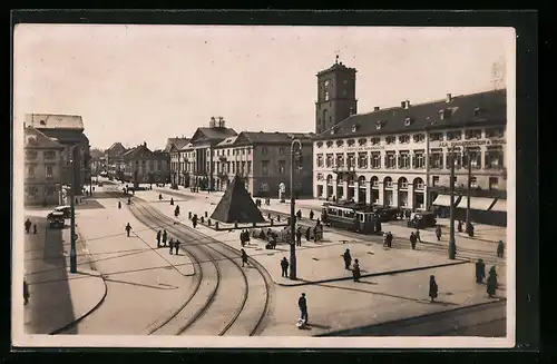 AK Karlsruhe i. B., Strassenbahn auf dem Marktplatz