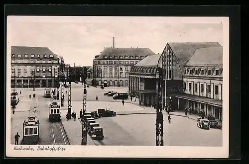 AK Karlsruhe, Bahnhofsplatz mit Strassenbahnen und Bahnhof