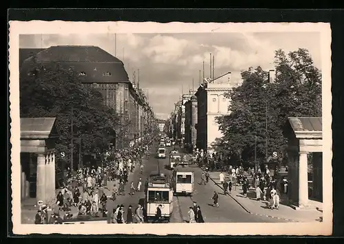 AK Berlin, Leipziger Strasse mit Passanten und Strassenbahnen