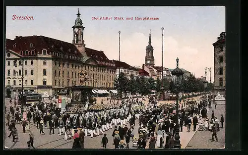 AK Dresden, Neustädter Markt und Hauptstrasse mit Militärparade und Strassenbahn
