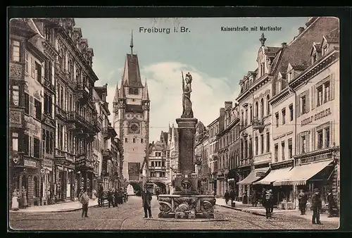 AK Freiburg i. Br., Kaiserstrasse mit Martinstor und Strassenbahn