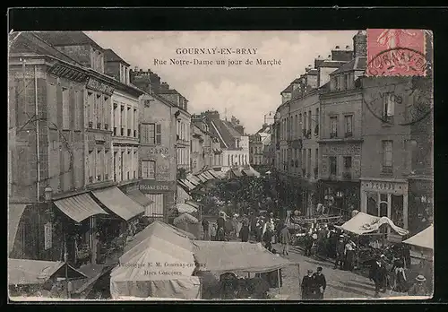 AK Gournay-en-Bray, Rue Notre-Dame un jour de marché