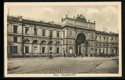 AK Gera, Kutschen und Volk vor dem Hauptbahnhof