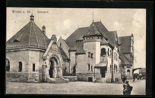 AK Worms a. Rh., Ansicht vom Bahnhofsgebäude