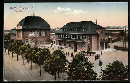 AK Frankfurt-Höchst, Bahnhofsgebäude mit Uhr