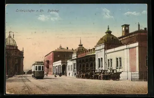 AK Ludwigshafen am Rhein, Strassenbahn vor dem Bahnhof