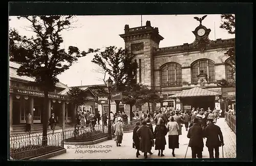 AK Saarbrücken, Passanten am Bahnhof