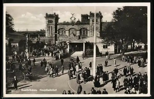 AK Saarbrücken, Passanten vor dem Hauptbahnhof