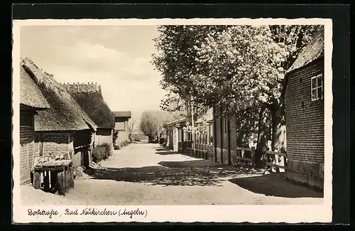 AK Bad Neukirchen /Angeln, Dorfstrasse mit Reetdachhäusern