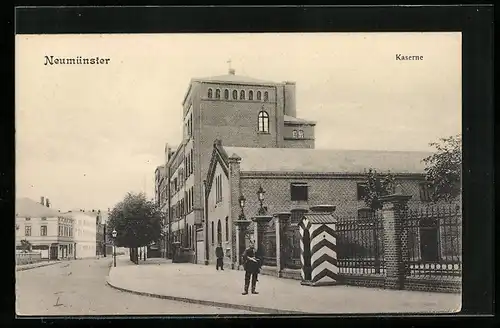 AK Neumünster, Kaserne mit Wachsoldat und Strasse
