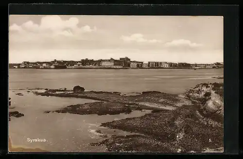 AK Syrakus, Blick von Insel Ortygia über den Hafen auf den Ort