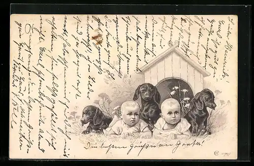 Präge-Lithographie Zwei Kleinkinder liegen mit Dackeln vor der Hundehütte